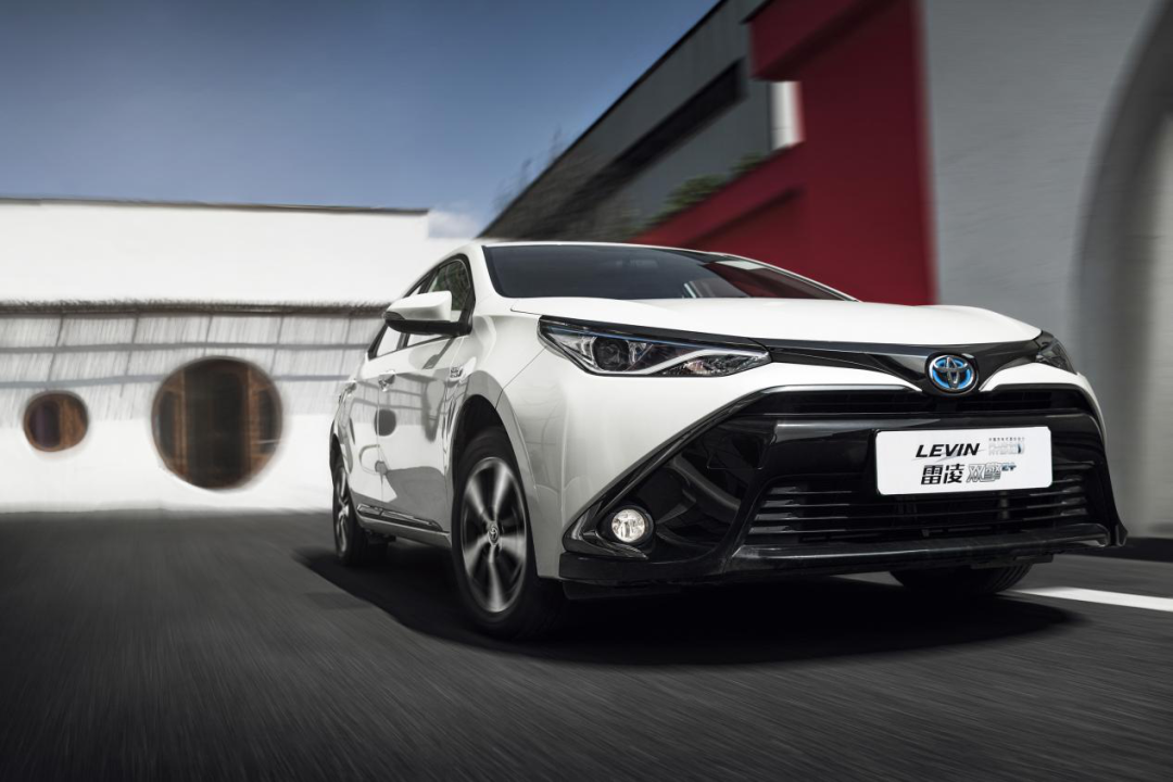 广汽丰田雷凌双擎e叫嚣一箱油挑战直上绿牌的插电混动迎来最优选