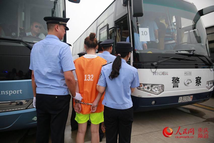 女犯被戴手铐怎么上厕所呢？