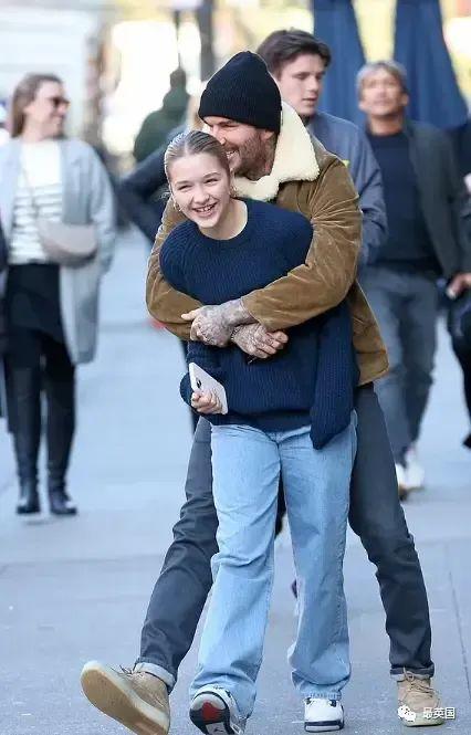 小七被贝克汉姆当街熊抱12岁身高已直逼贝嫂被全家团宠被爹亲昵惹争议