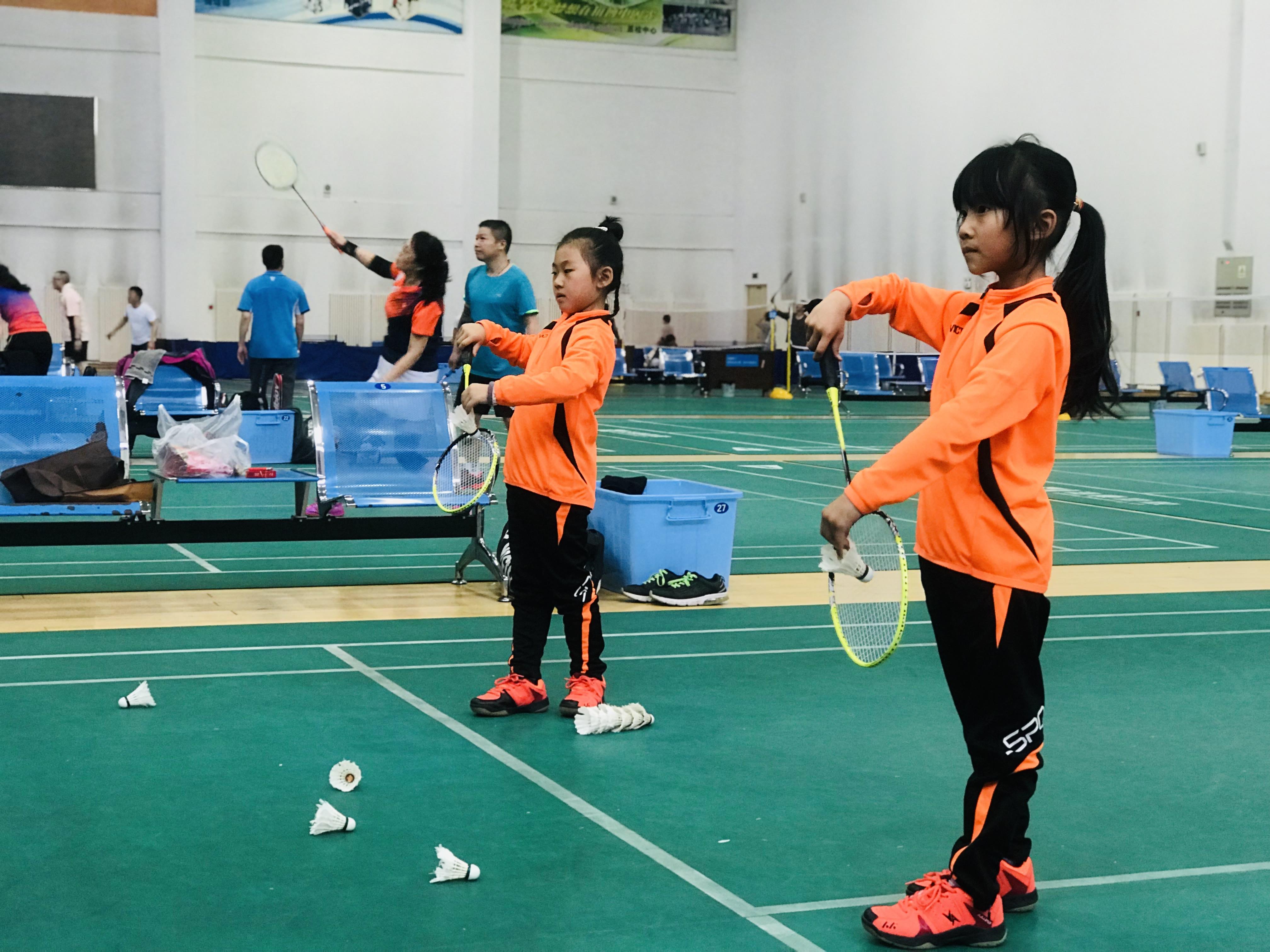 以学校为单位,组织学生开展兴趣培养,体能训练,羽毛球基础技能训练等