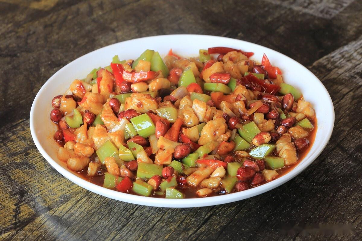 辣椒炒鸡丁当鲜嫩的鸡丁混合上辣椒的浓厚口感你想吃吗