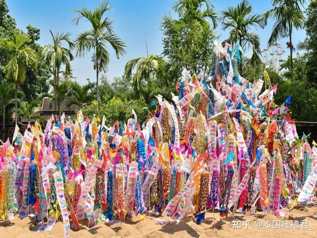 除了「泼水」之外,还有宋干女神游行,花车游行,斋僧行善,放生,歌舞
