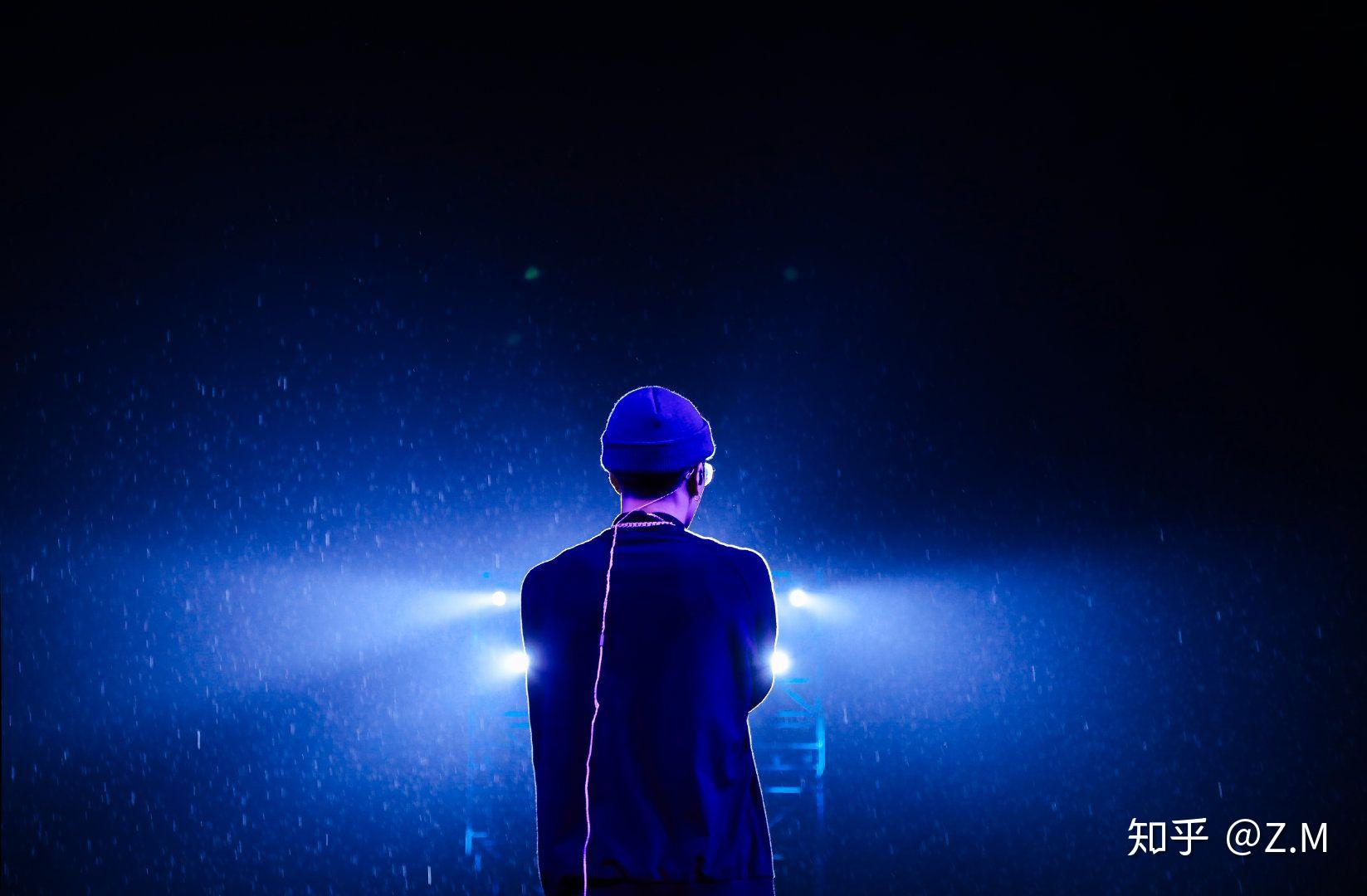 有没有王嘉尔的背影图