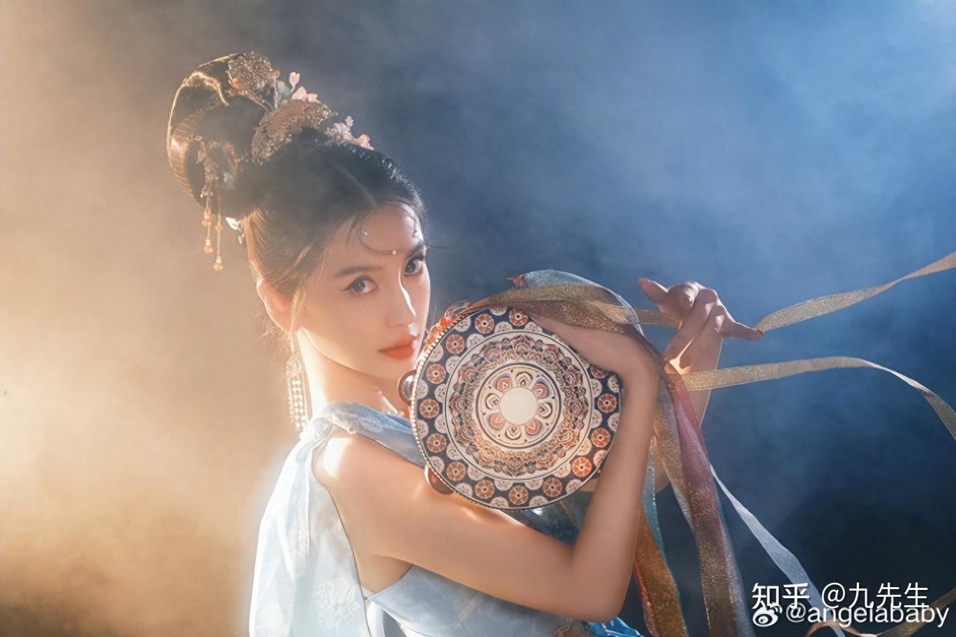 异域风情狠狠拿捏了angelababy晒敦煌神女造型写真光影间翩翩起舞似画