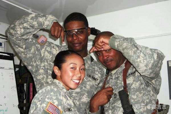 和毕业于西点军校的刘洁不同,很多华裔女生入伍只是为了拿美国绿卡,但