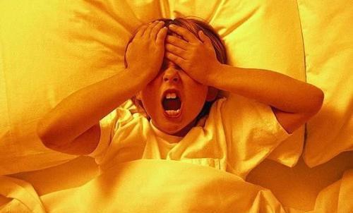 小孩子半夜哭醒是不是做噩梦了家长怎么安抚