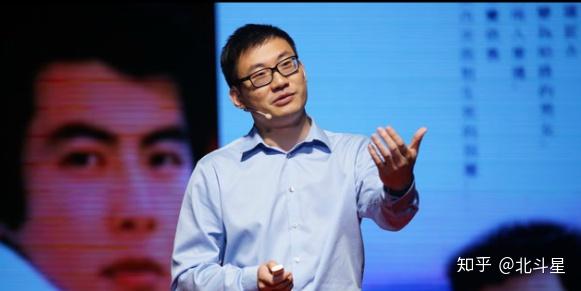 讲者叫李治中,毕业于清华大学生物系,在美国杜克大学拿到癌症生物学的