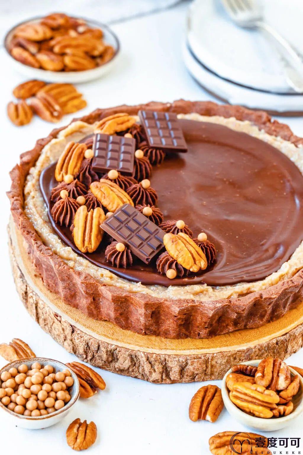 这款浓郁醇香的山核桃巧克力派很适合做假日甜点