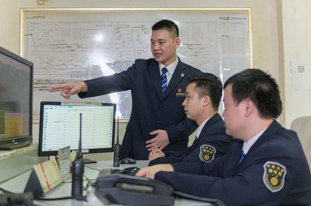 王军当好铁路行车指挥员