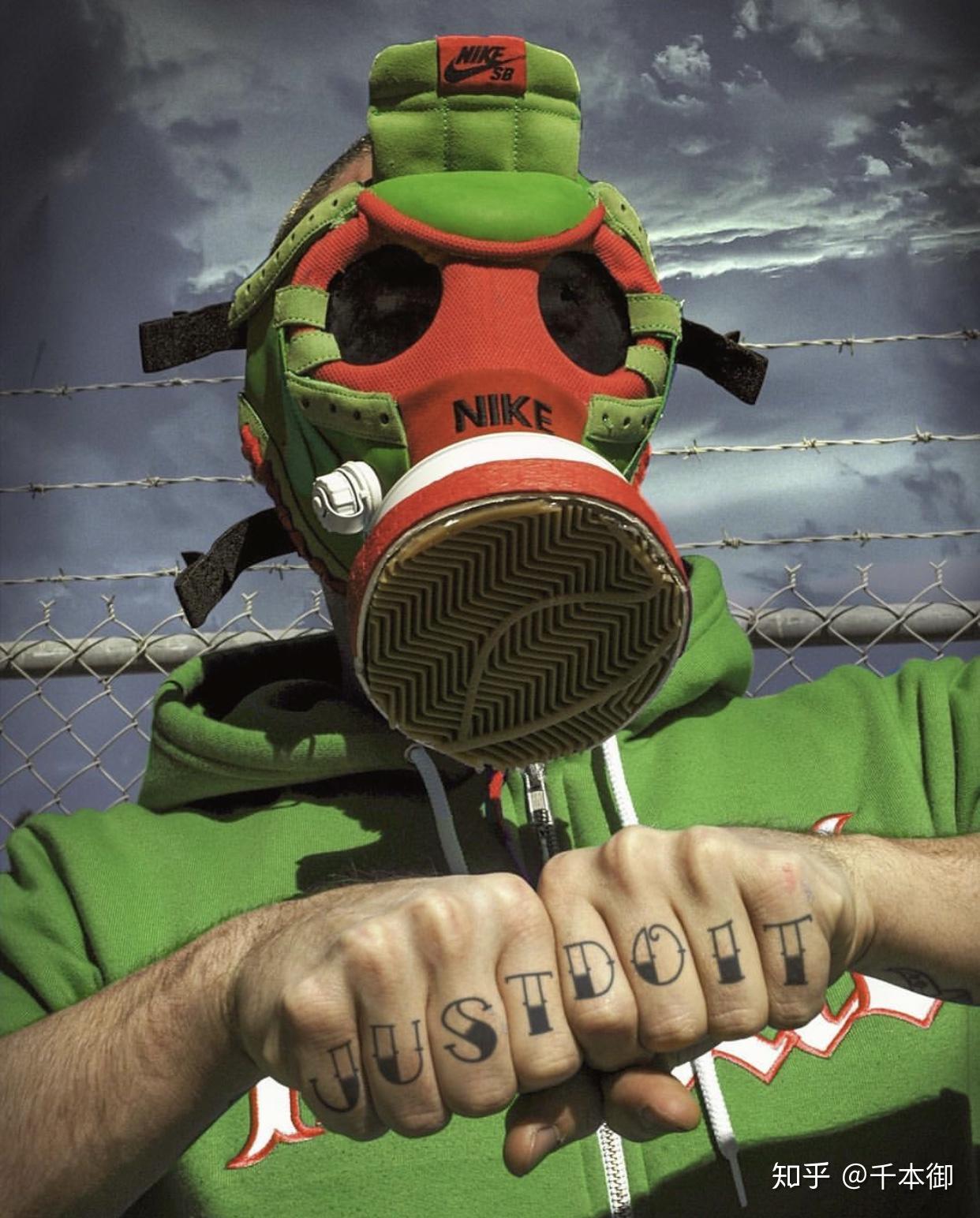 他叫freehand profit原名gary lockwood, 2010年他便开始了球鞋头盔的