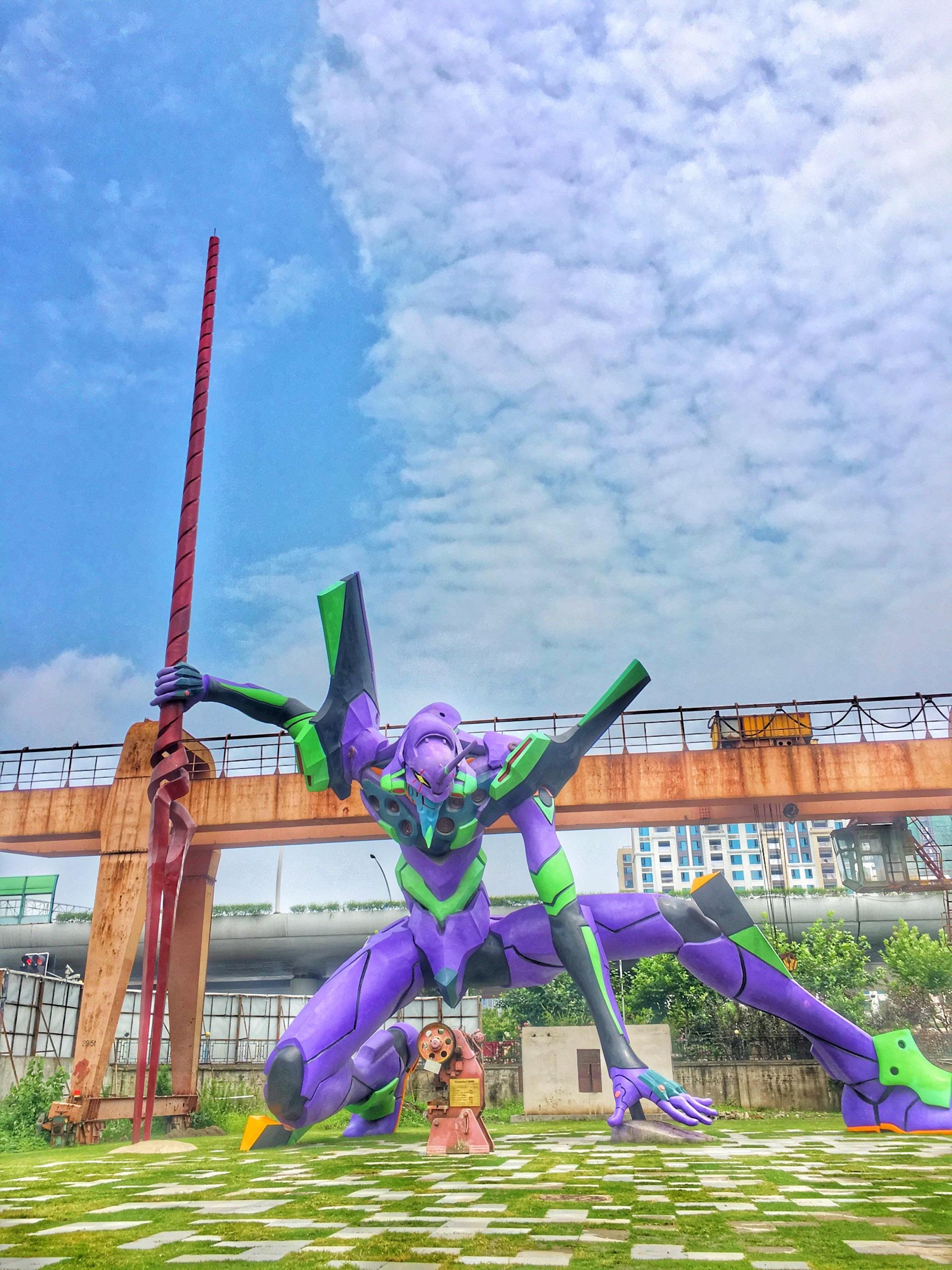近距离观看上海新业坊25米eva初号机雕塑是一种什么样的体验目前是否