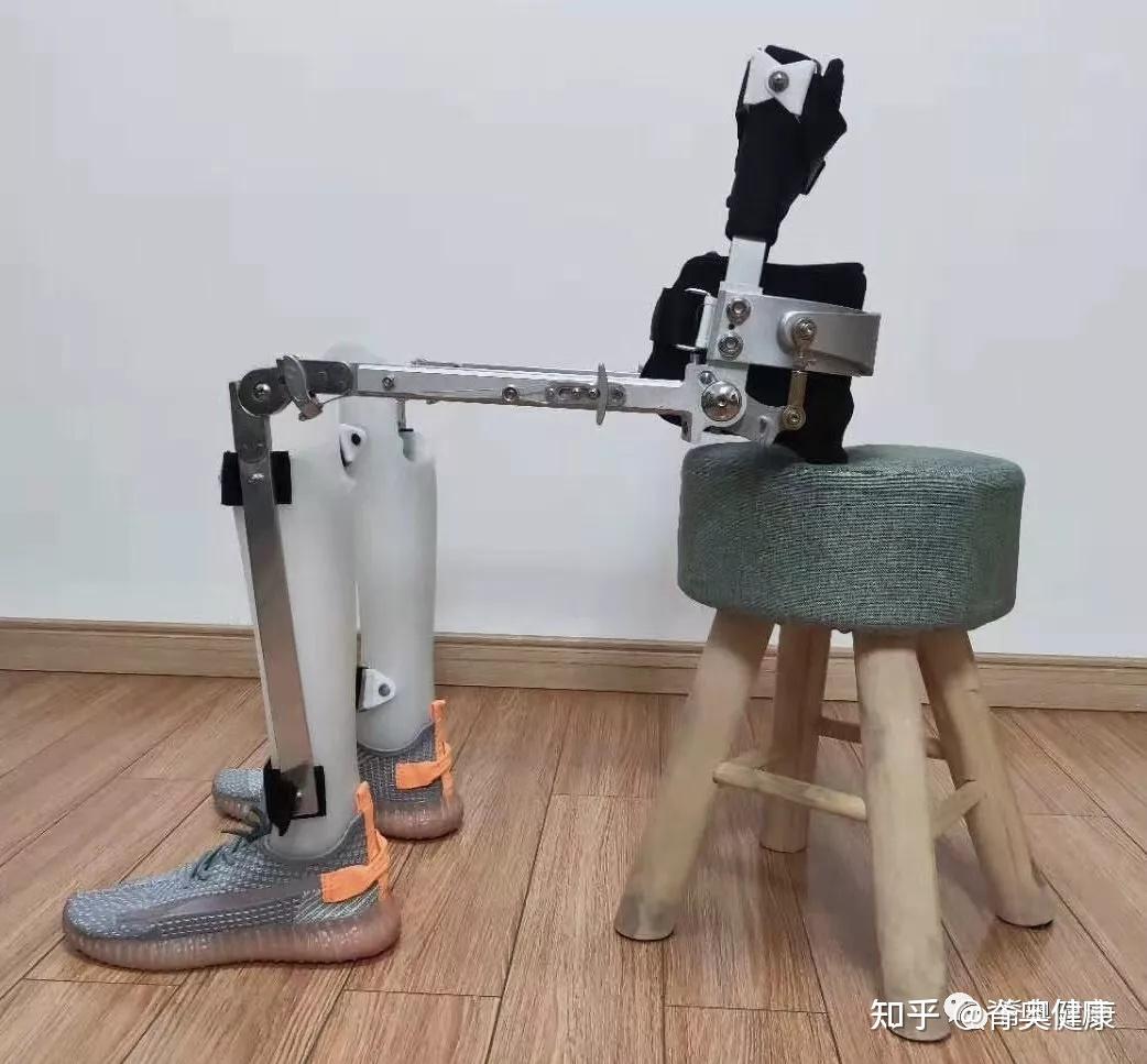 高能截瘫患者穿戴交替摆动式截瘫行走矫形器rgo可以站起来