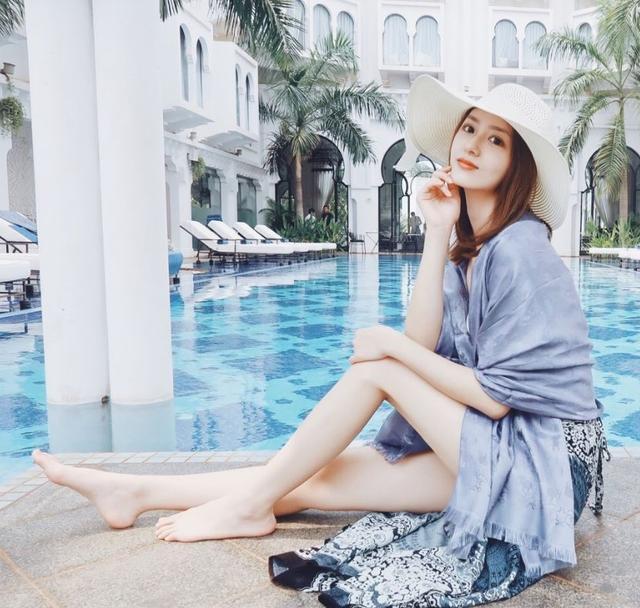 尤其是那一双大长腿,更是吸粉无数,小七穿上宽松的球衣,再配上小短裙