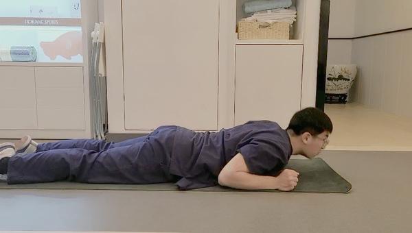 03死虫式-平躺,屈髋屈膝90度,肚子贴向地面,对策手脚相互伸展,保持