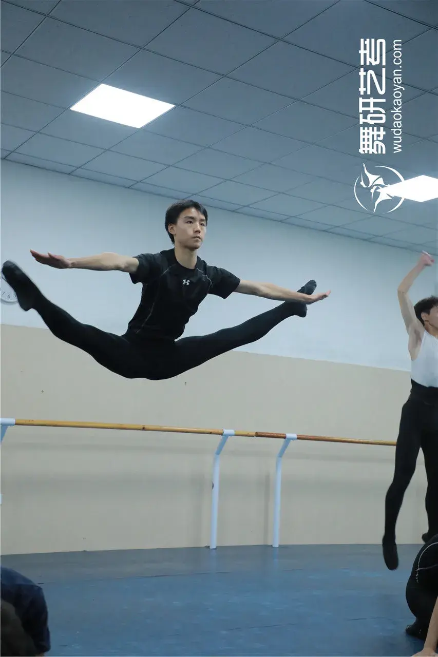 从刚入学时的攒步,双飞燕,摆腿跳,到现在的四位转,扫堂,旋子360等技巧