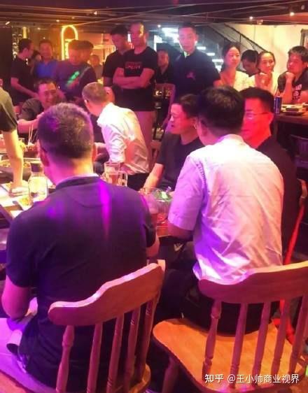 马云深夜现身酒吧喝酒唱歌满脸通红退休生活好不快活