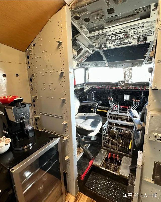 驾驶舱座位的背后空间,是一个小小的咖啡站,下面还有一个小啤酒冰箱.