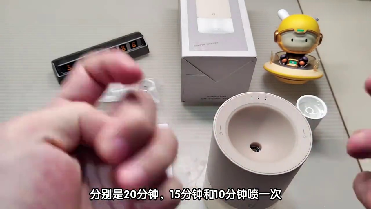 可以当人体传感器的小米米家智能香薰机。还有1600万色RGB氛围灯