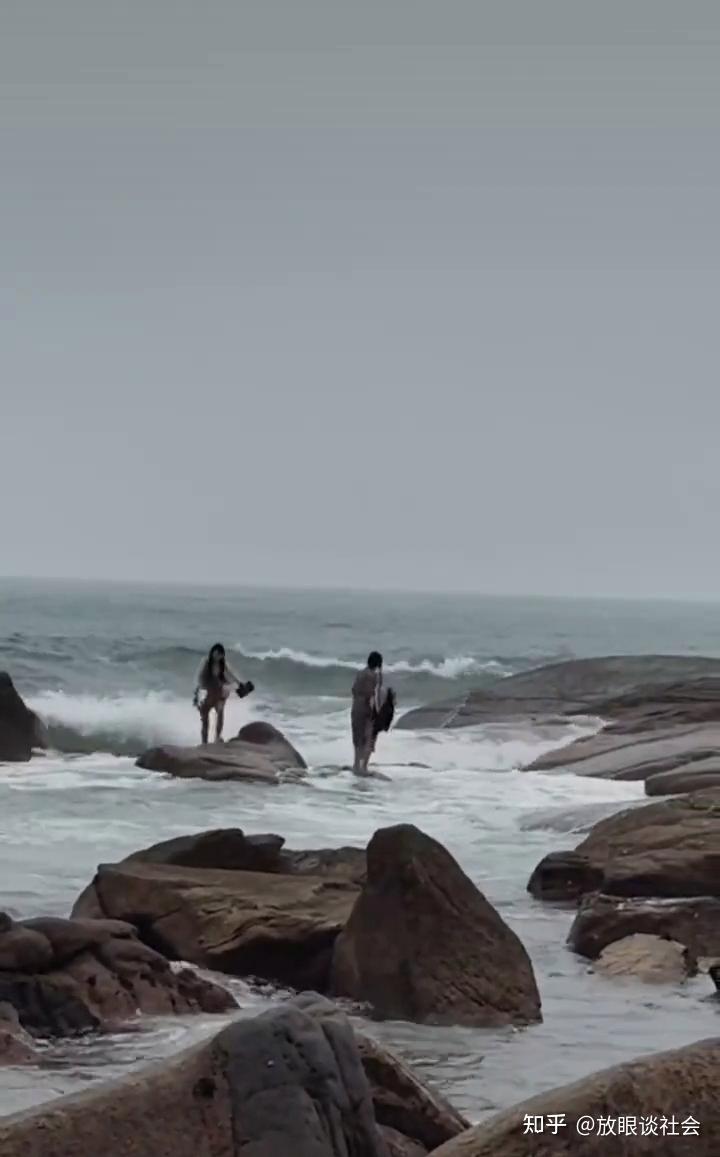 女生为拍美照被困海中,多次掉入海里险被冲走