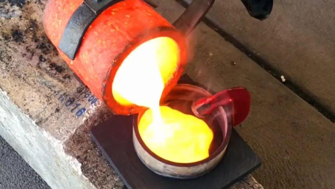 上千度的铁水都不能将其熔化,坩埚是用什么做的? - 知乎