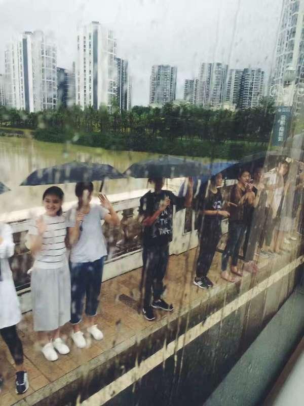 我们,眼泪哗哗流。除此之外,还有好多泪点低的