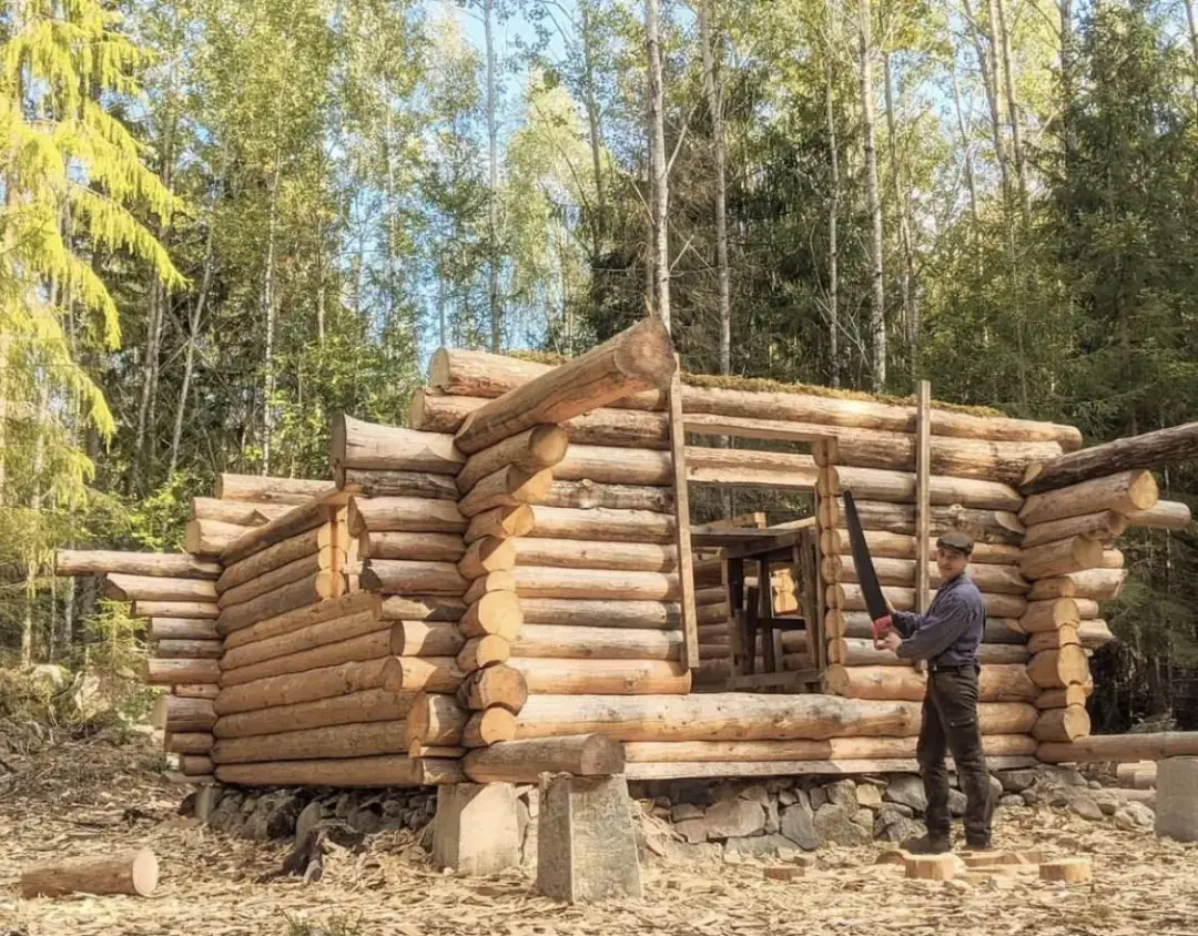 在建造木屋之餘,erik開始拍攝和製作視頻,記錄自己的木屋工程.