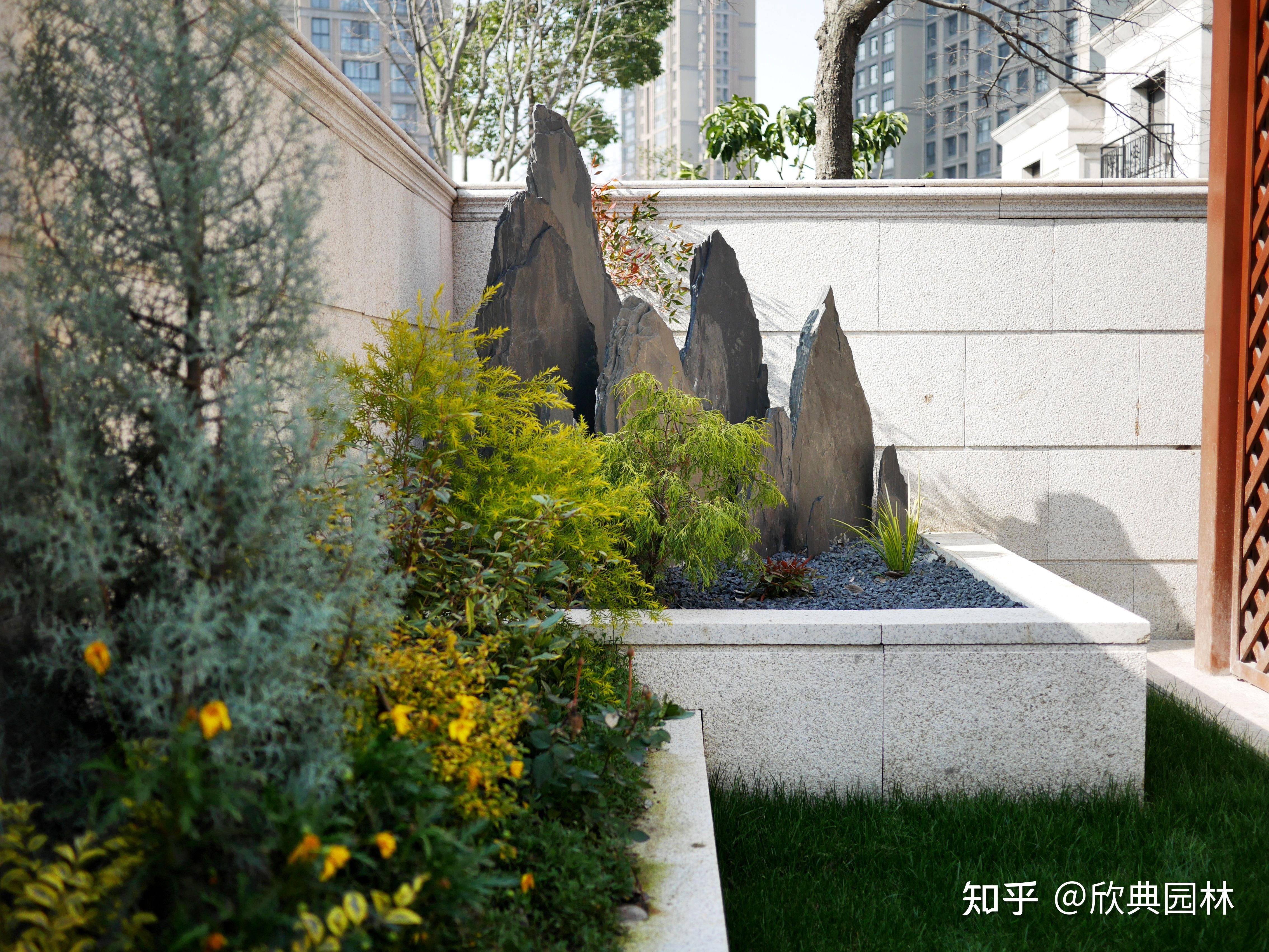 法式景观的营造手法,设计凉亭,花坛,景墙水景,形成仪式感鲜明的对称式