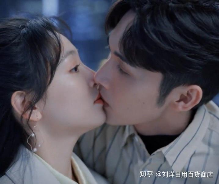 张彬彬抱着吴倩亲吻时用嘴吸!吴倩酥麻站不稳!网友呼这是舌吻了