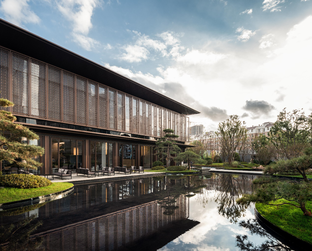 感;亦如运用昆明古建府制轮廓提取,转译成了更为简洁利落的新中式门口