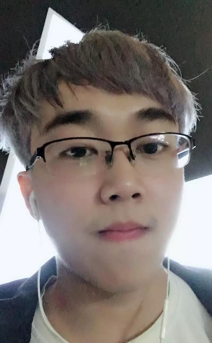 和很多宅男一样,许子聪带着一副近视眼镜,头发不经常打理,喜欢穿着