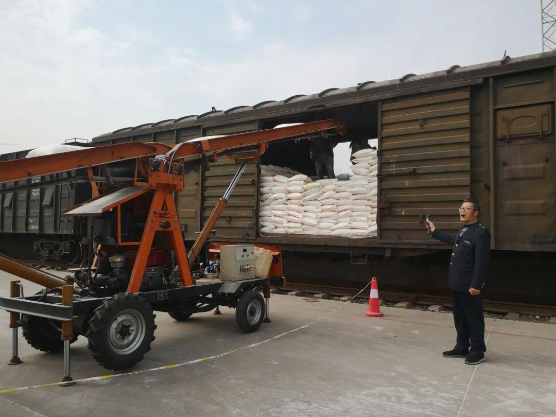 p70型通用棚车每节载重也为70吨,容积大,结构牢固,双面车门均可打开