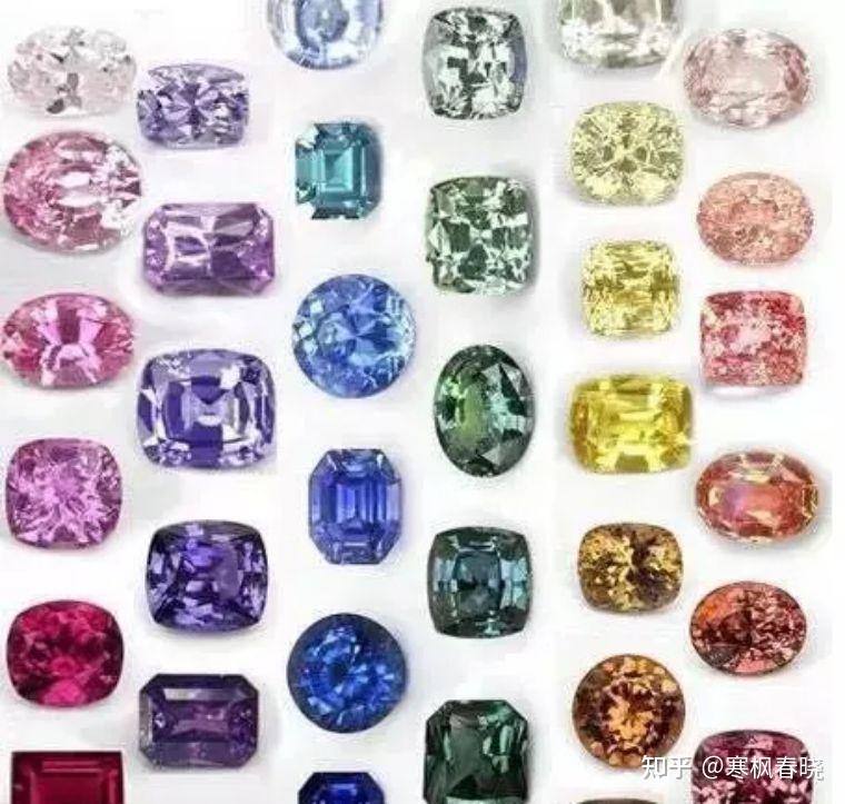 其实除了红色的刚玉叫做红宝石,剩下的所有颜色都被称作蓝宝石,紫色的
