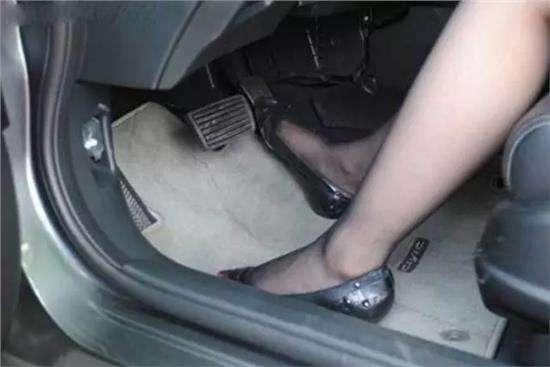 原来老司机都是这样踩刹车的,难怪省油又安全!