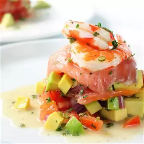 菜肴的顺序如下:开胃酒是第一位的,酒味较甜,配以少分量的小甜点