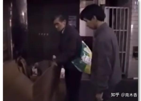 流浪新宿街头的冈本父子 最后跑赢命运了吗 知乎