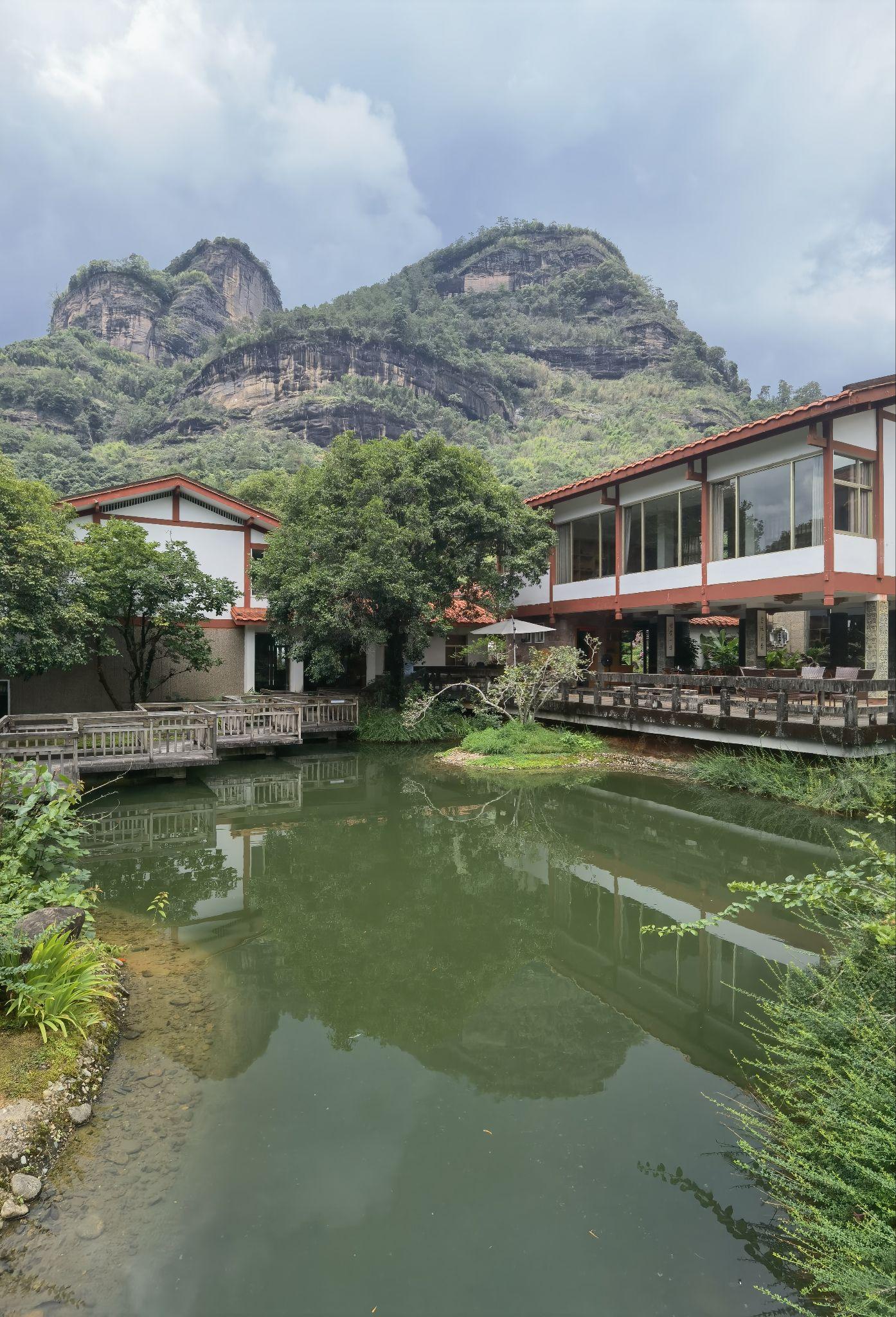 武夷山庄的地理位置极为优越,就在景区内,大王峰下,酒店建筑和园林