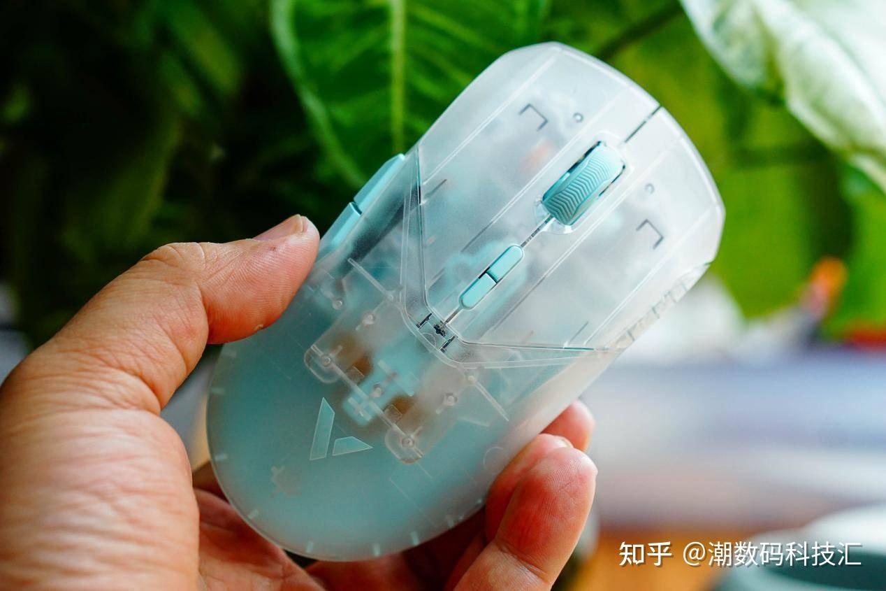 鼠标可支持4000/2000/1000/500/250/125hz无线回报率,响应速度达到250