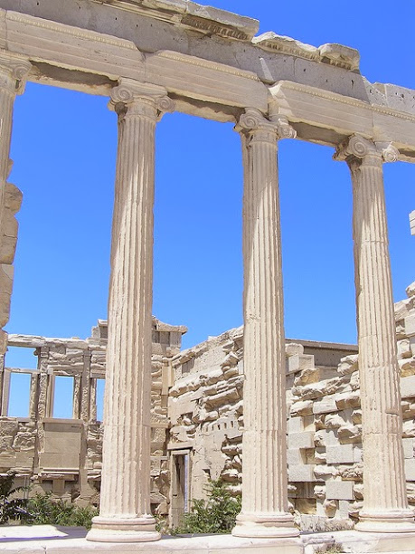 神庙,建于公元前 421 年至公元前 406 年:这是一个更新的多立克式建筑