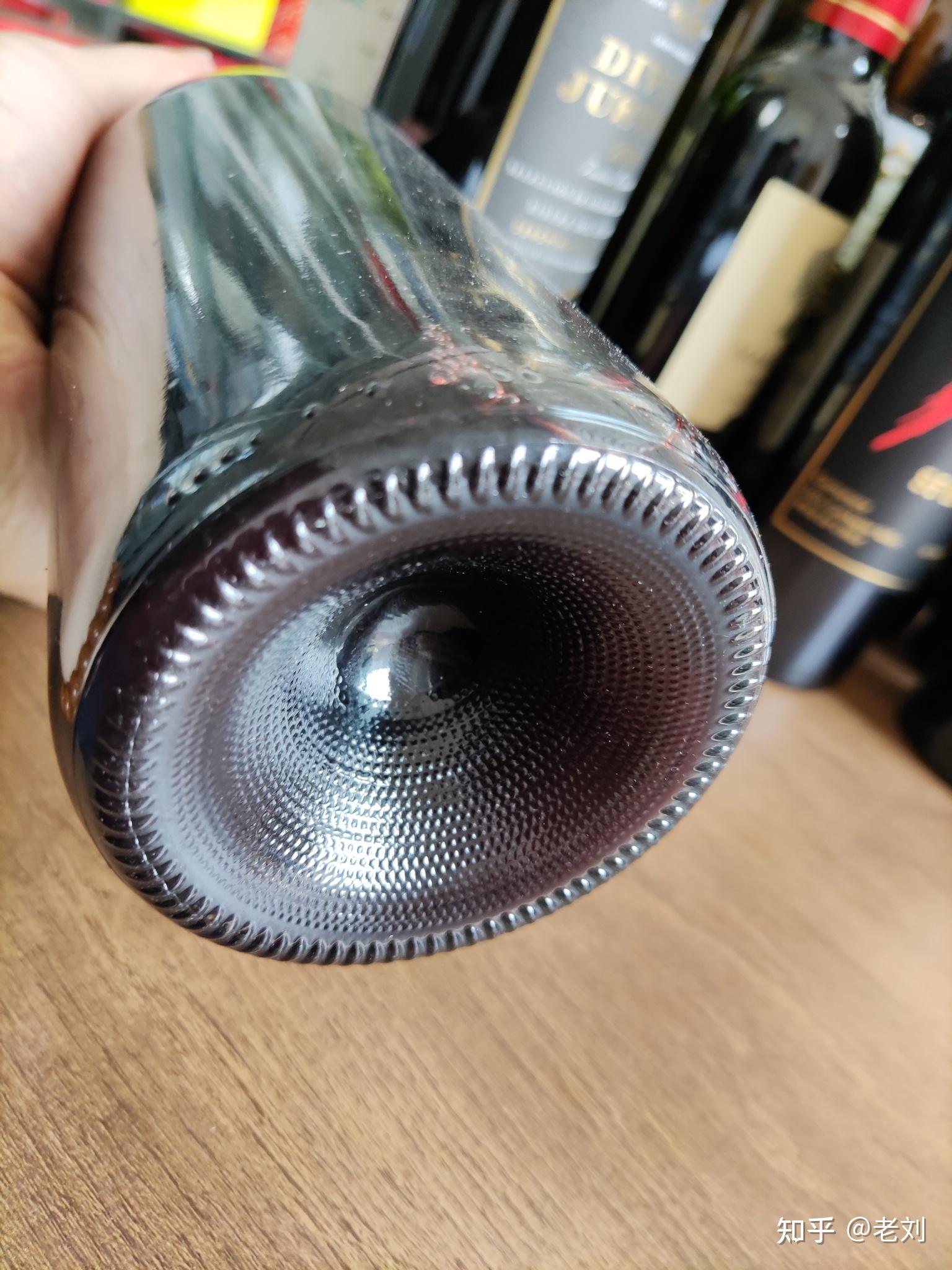 葡萄酒瓶底部的凹陷有什么用吗