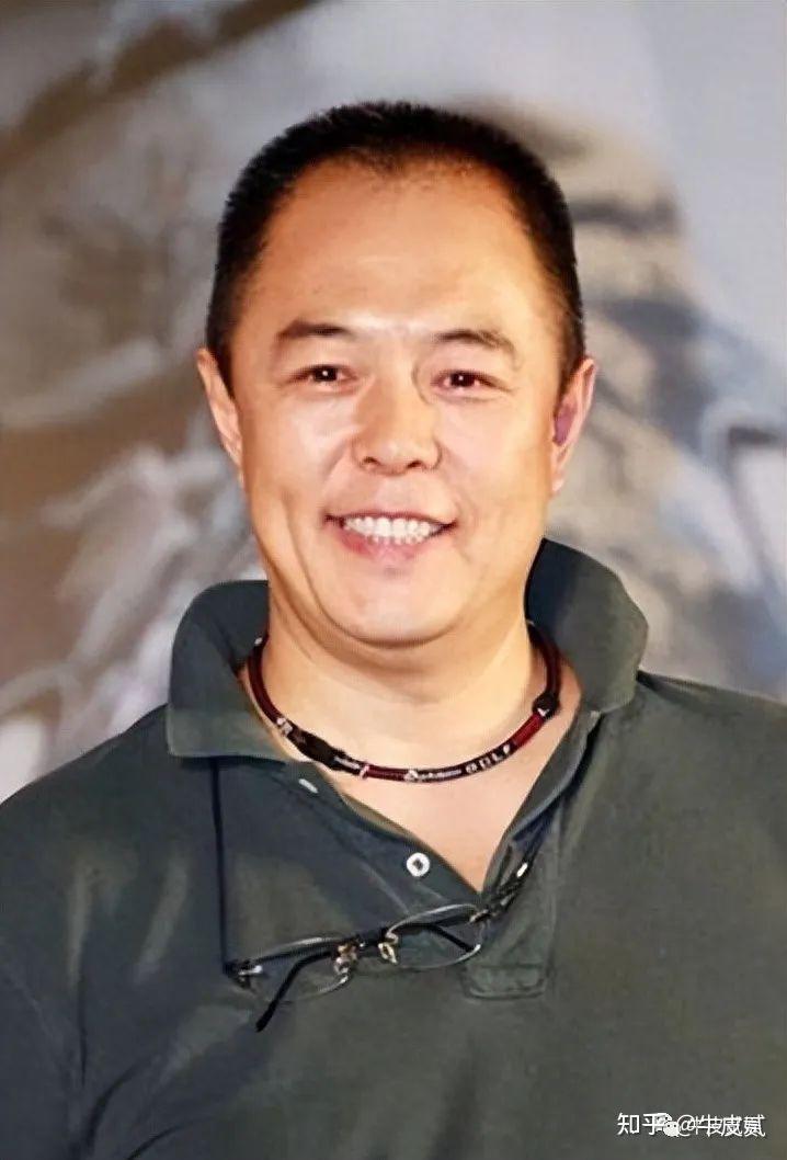 年轻的张铁林在农村插队的日子里,拥有一副奶油小生的相貌,吸引了众多