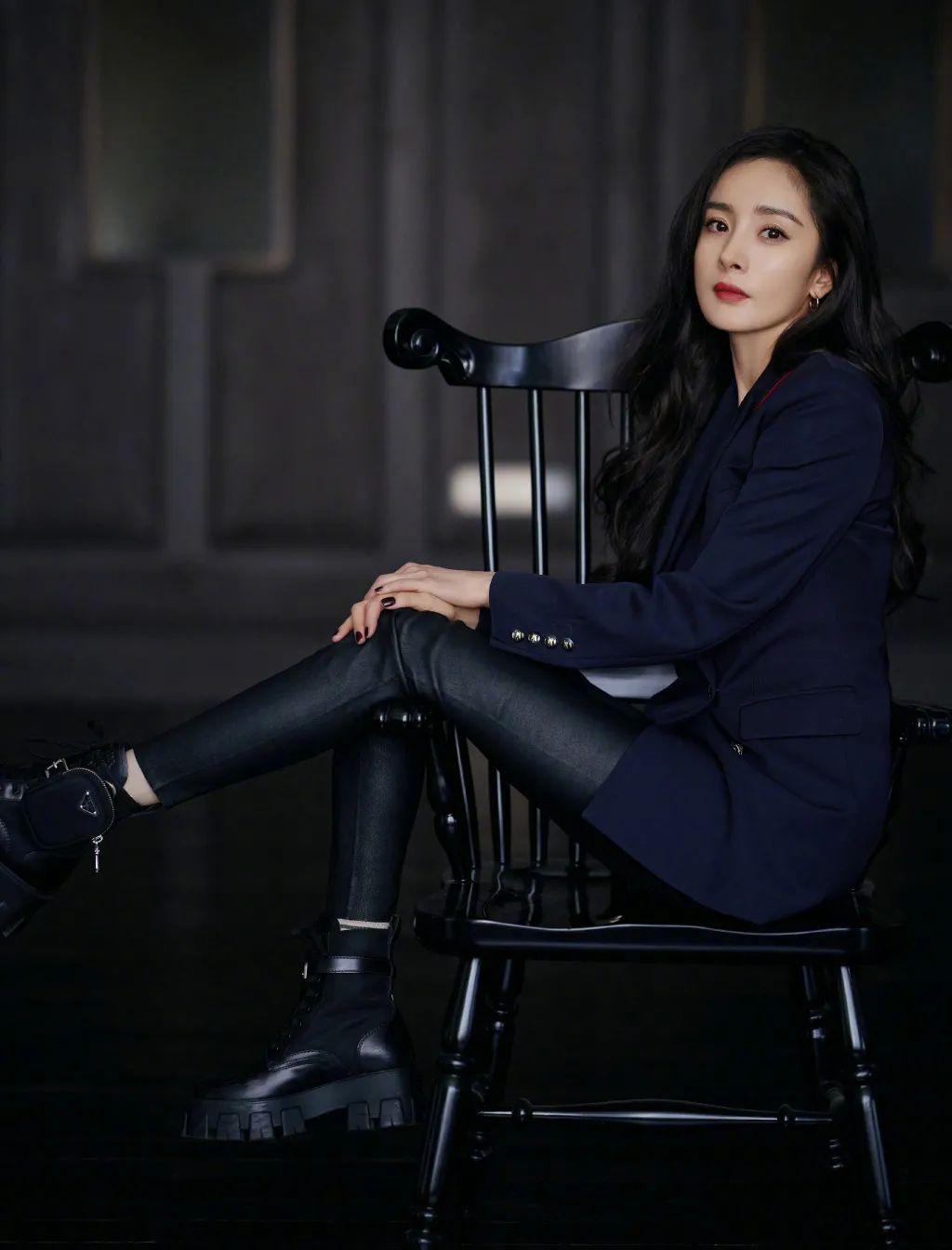 杨幂壁纸:性感黑丝高跟鞋美照送上,幂幂黑皮裤也很诱人