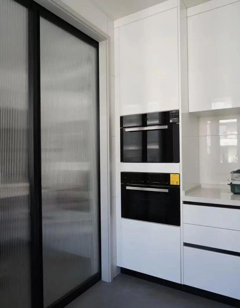 厨房装修,越来越多人家做嵌入式蒸烤箱设计,安装在高柜内,不占厨房