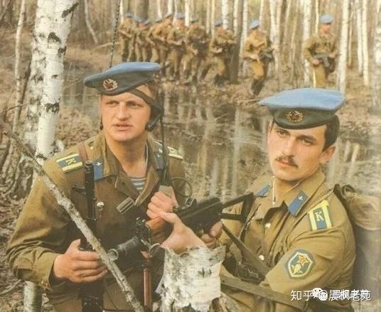 苏军伞兵的天蓝色贝雷帽也很有特色更像软化的水兵帽现代俄军伞兵虽然