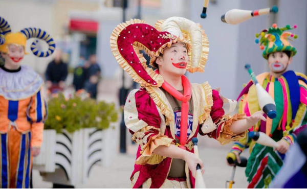 意式街头技巧秀奇趣艺术街头涂鸦除了现场街头艺术表演之外,这次艺术