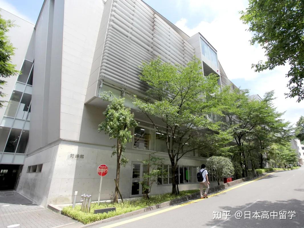 京都精華大學以尊重人格,認真對待每名學員作為教育基礎,其校園建築