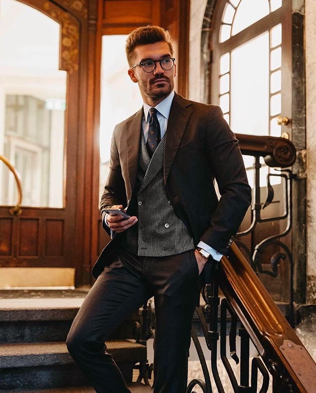 就像西装一样,马甲款式上也会有 6x3,8x4 等纽扣分类,而且较单排扣更