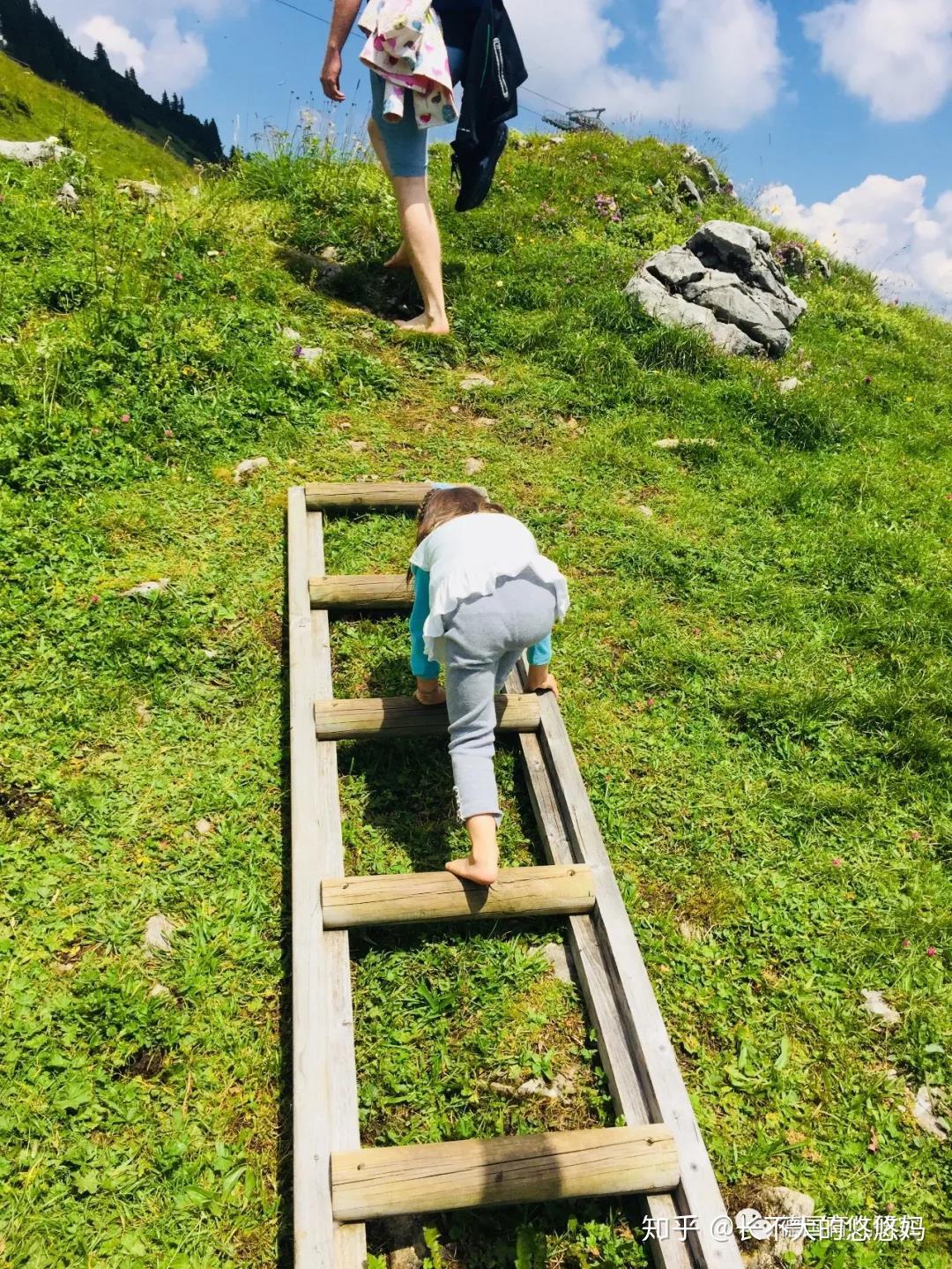 体验欧洲赤脚感官公园谁说再热也不能光脚