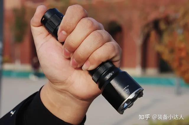 测评丨划破黑夜安全加倍fenixtk22r战术手电测评