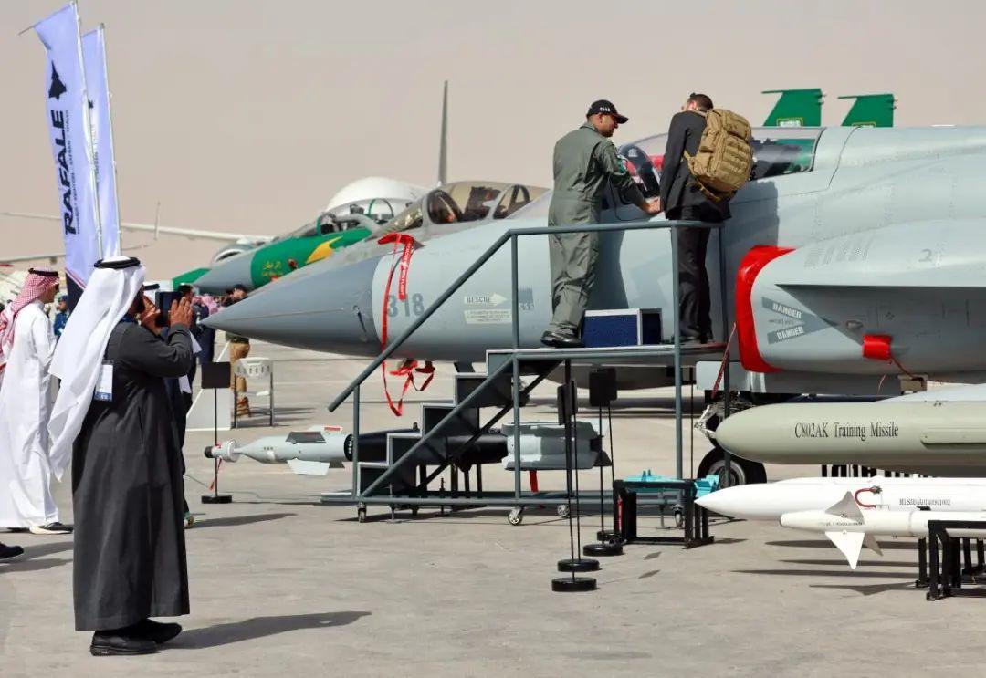 空军八一飞行表演队亮相沙特,炫舞利雅得天空!