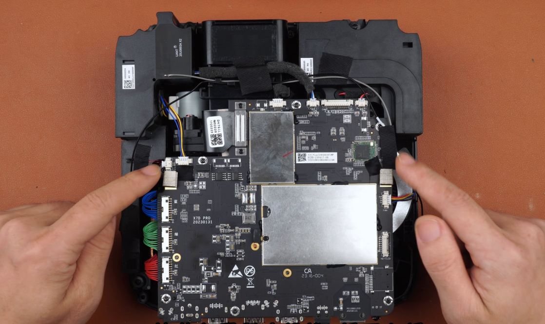 主板是整部机器运营的主宰,基本上投影仪的每个元件都通过各种排线